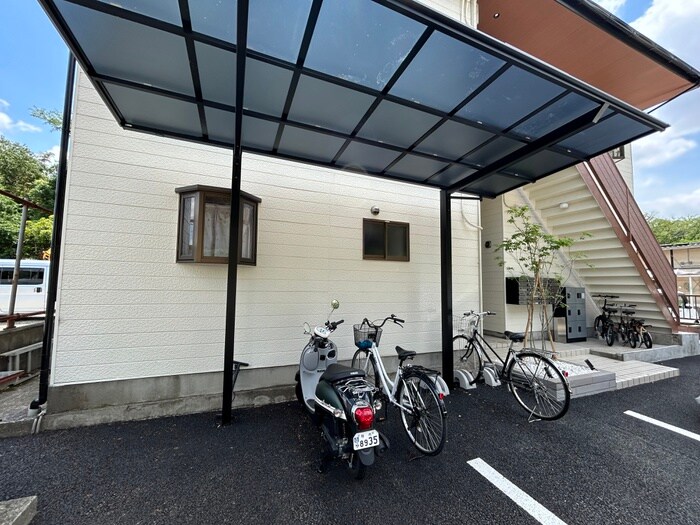 物件外観写真4　(駐輪場)