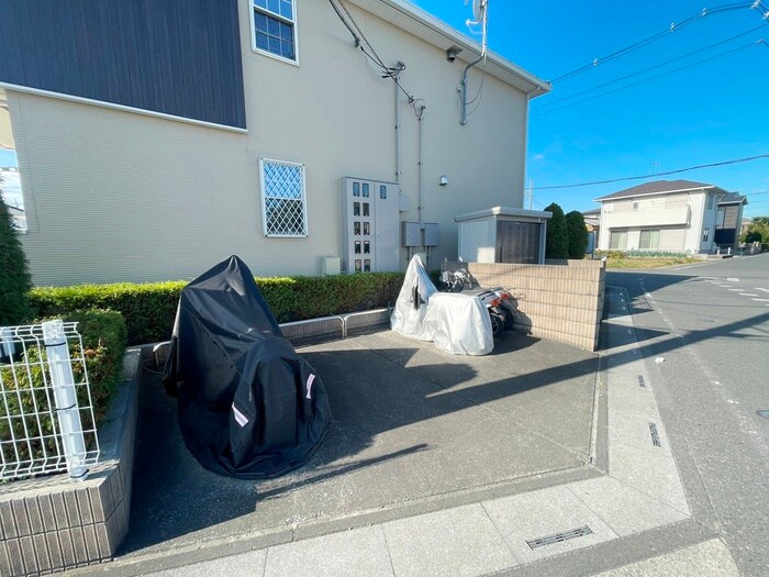 物件外観写真4　(バイク置き場)