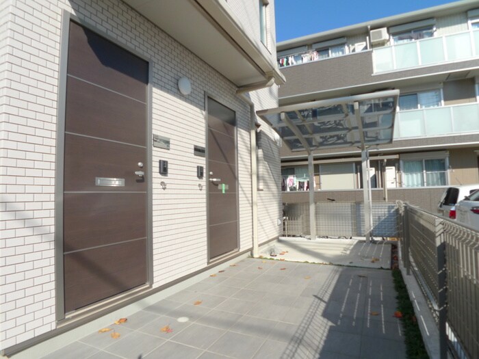 物件外観写真3　(エントランス部分)