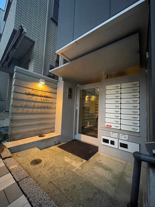 物件外観写真3　(エントランス部分)