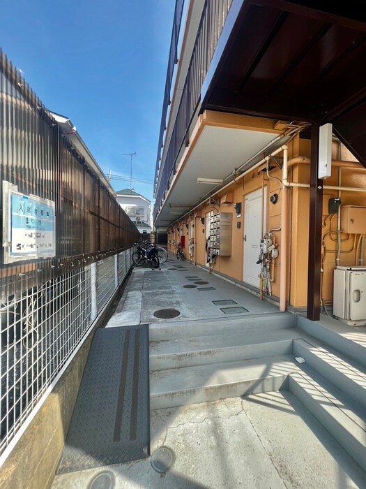 物件外観写真3　(エントランス部分)