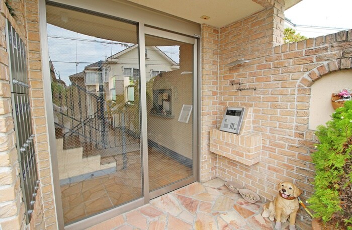 物件外観写真4　(エントランス部分)