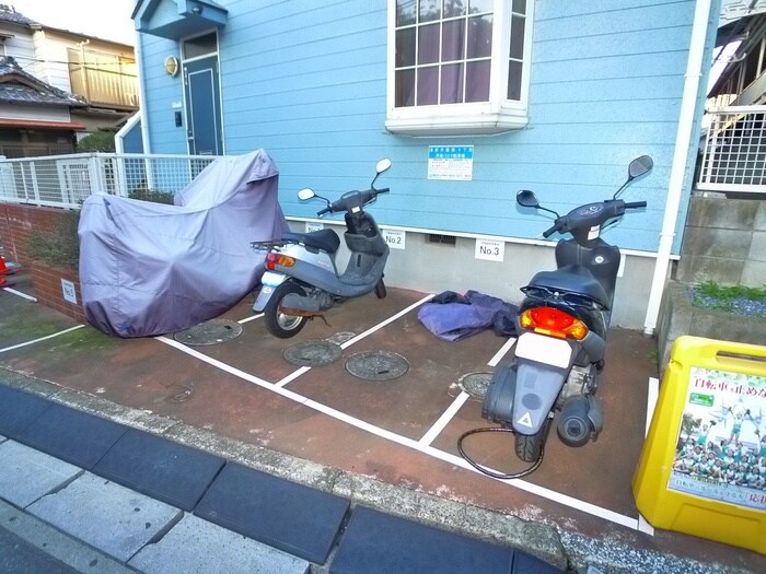 物件外観写真2　(バイク置き場)