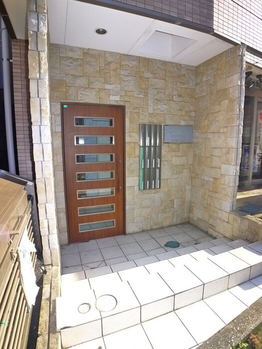 物件外観写真4　(エントランス部分)