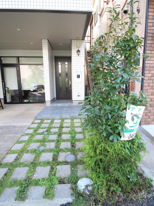 物件外観写真4　(エントランス部分)