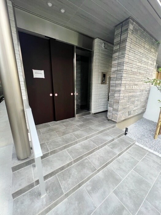 物件外観写真2　(エントランス部分)