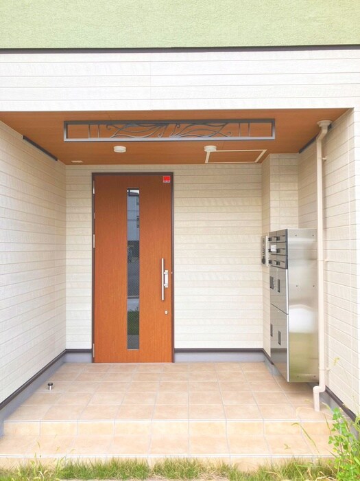 物件外観写真6　(エントランス部分)