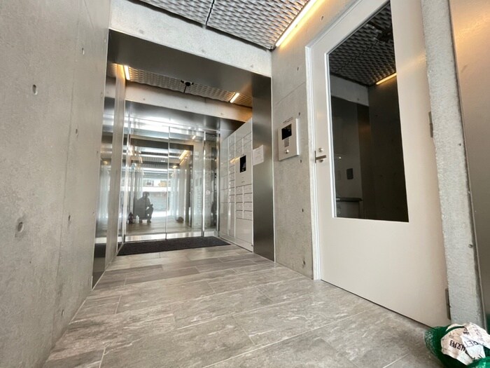 物件外観写真2　(エントランス部分)