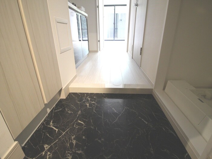 物件内観写真16　(玄関)