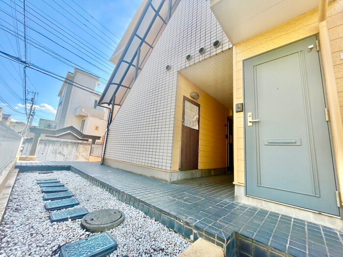 物件外観写真2　(エントランス部分)