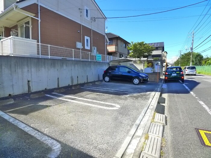 物件外観写真2　(駐車場)