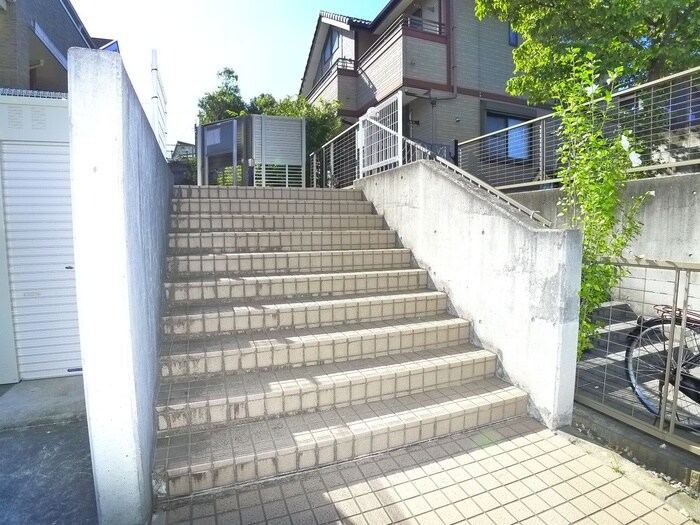 物件外観写真4　(エントランス部分)