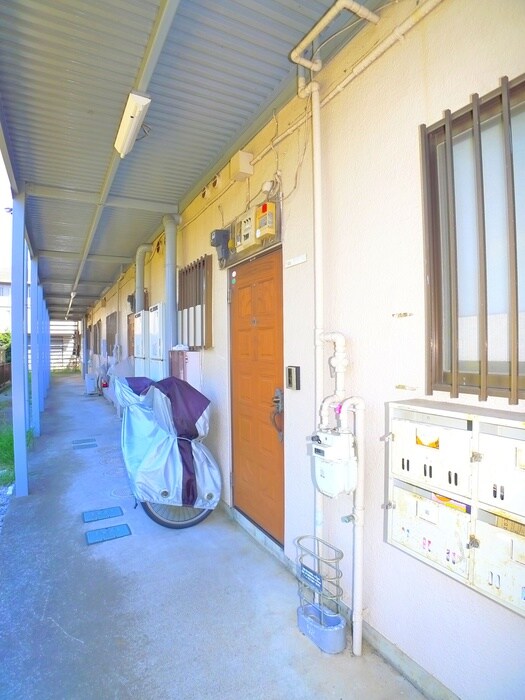 物件外観写真6　(エントランス部分)