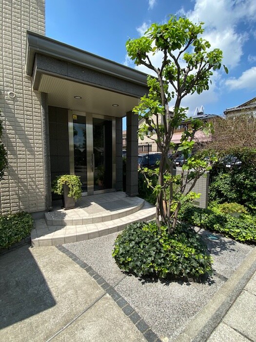 物件外観写真2　(エントランス部分)