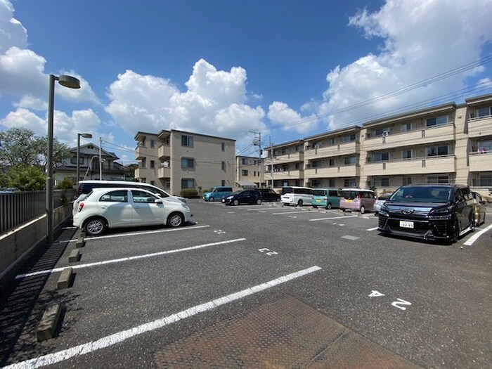 物件外観写真3　(駐車場)