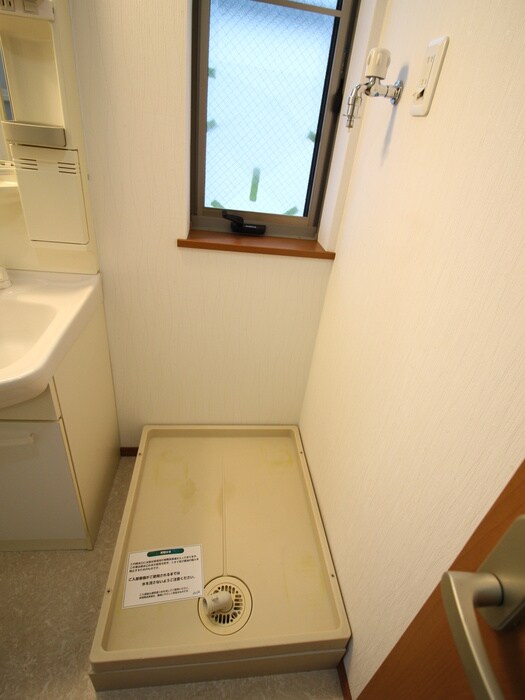 物件内観写真11　(洗濯機置場)