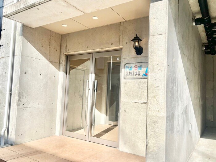 物件外観写真3　(エントランス部分)