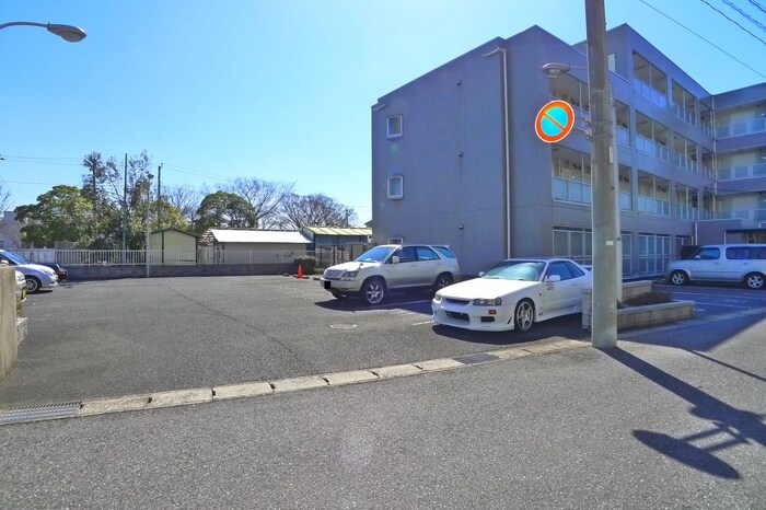 物件外観写真2　(駐車場)