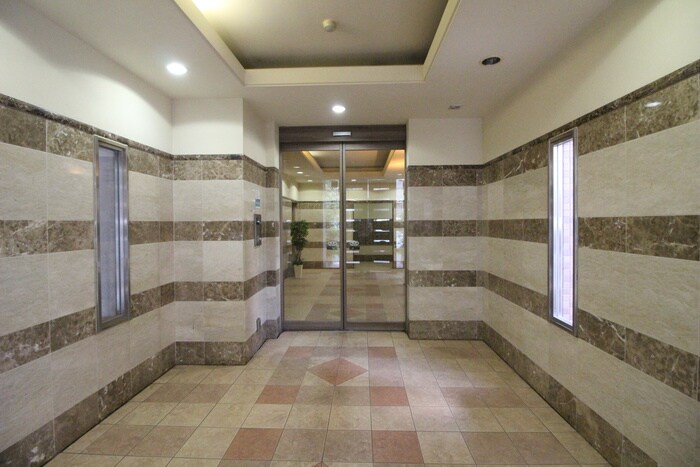 物件外観写真2　(エントランス部分)