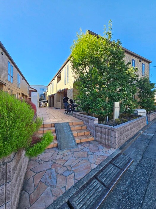 物件外観写真3　(エントランス部分)