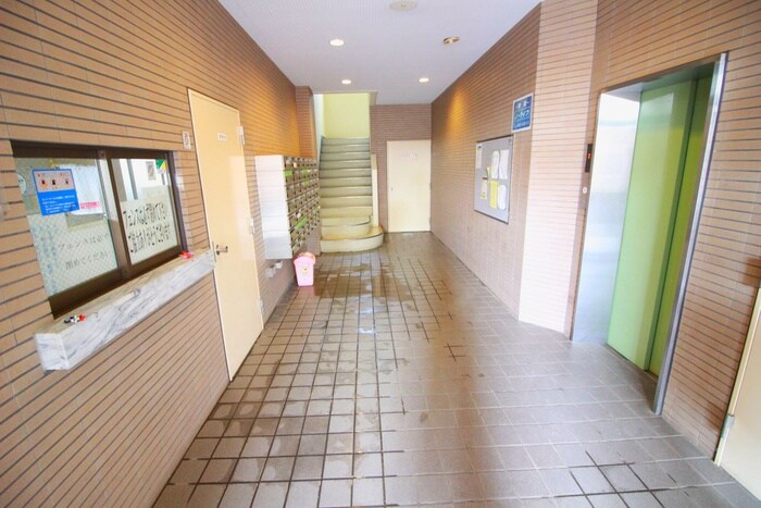 物件外観写真5　(エントランス部分)