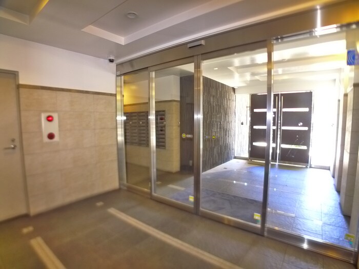 物件外観写真3　(エントランス部分)