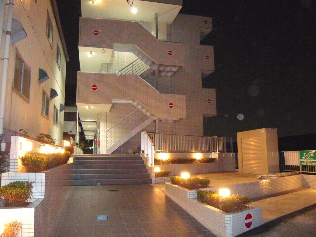 物件外観写真2　(エントランス部分)