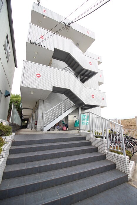 物件外観写真6　(エントランス部分)