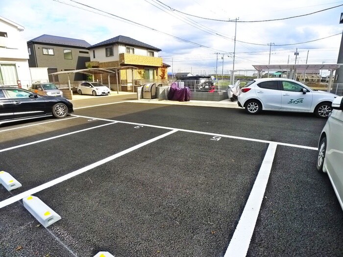 物件外観写真4　(駐車場)