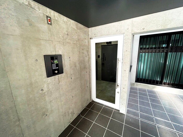 物件外観写真2　(エントランス部分)