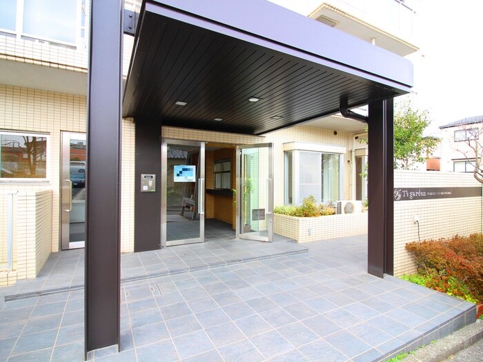 物件外観写真2　(エントランス部分)