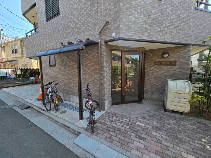 物件外観写真2　(エントランス部分)