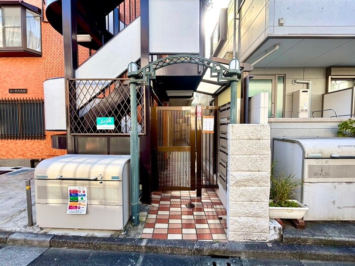 物件外観写真2　(エントランス部分)