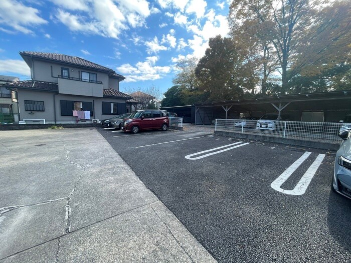 物件外観写真3　(駐車場)