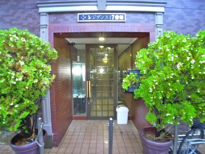 物件外観写真4　(エントランス部分)