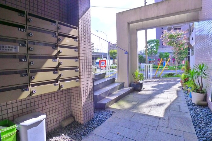 物件外観写真3　(エントランス部分)