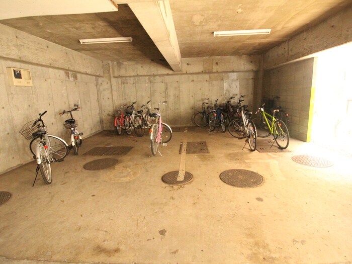 物件外観写真4　(駐輪場)