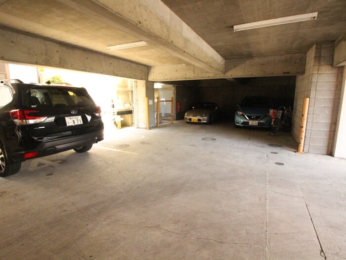 物件外観写真5　(駐車場)