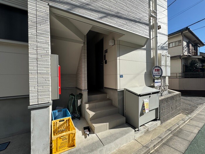 物件外観写真3　(エントランス部分)