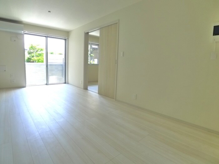 物件内観写真8　(室内からの展望)