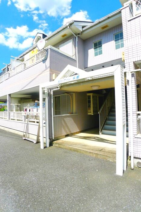 物件外観写真3　(エントランス部分)