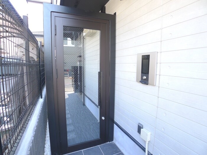 物件外観写真3　(エントランス部分)