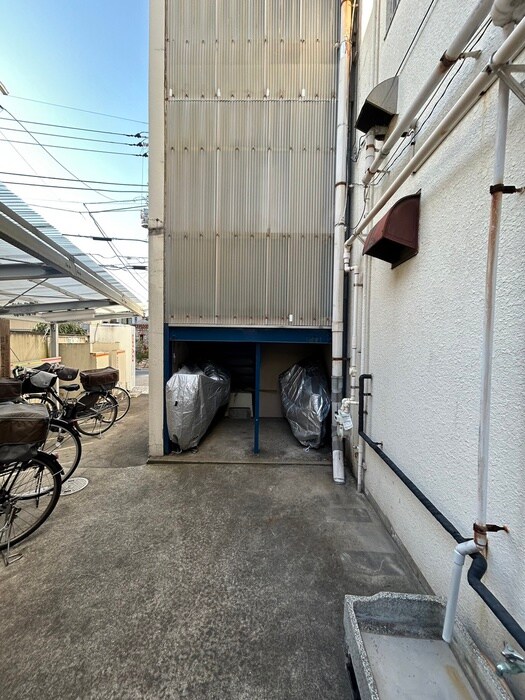 物件外観写真6　(バイク置き場)