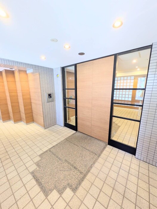 物件外観写真4　(エントランス部分)