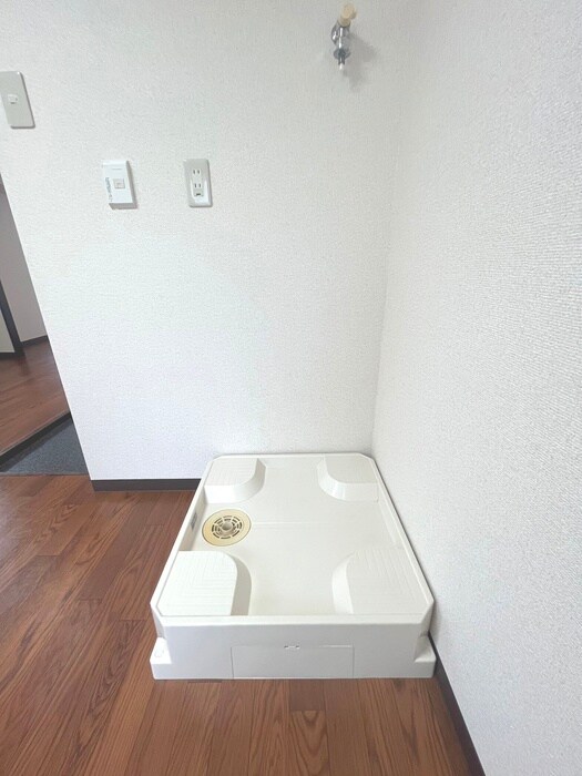 物件内観写真16　(洗濯機置場)