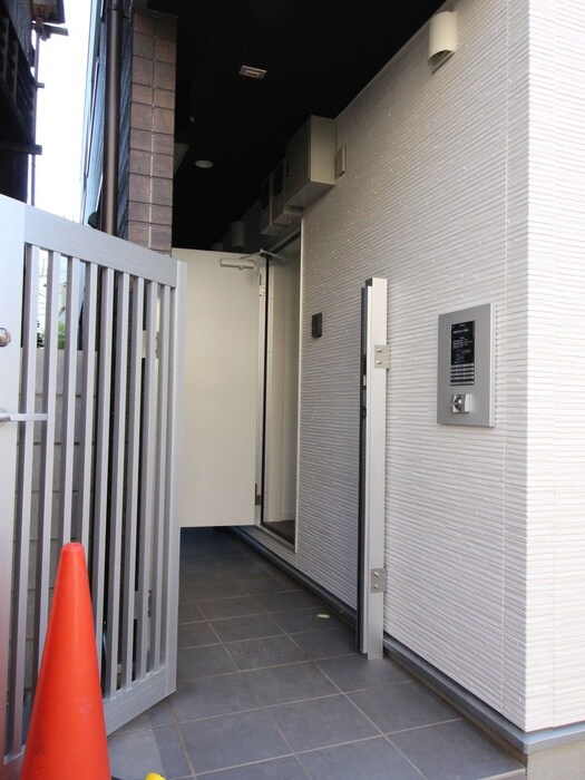 物件外観写真5　(エントランス部分)