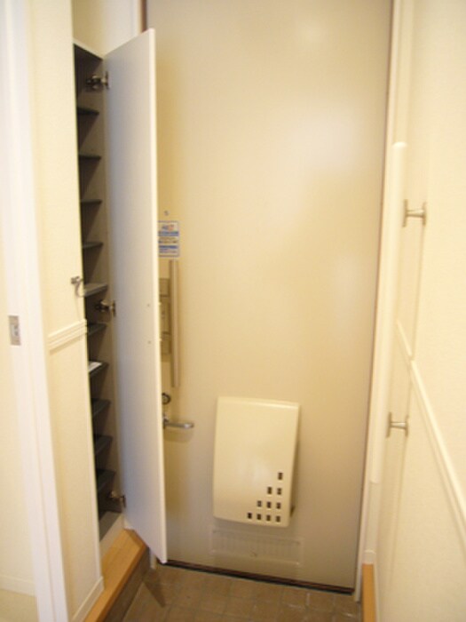 物件内観写真12　(玄関)