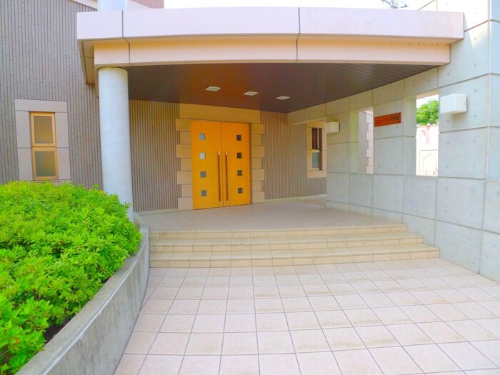 物件外観写真2　(エントランス部分)