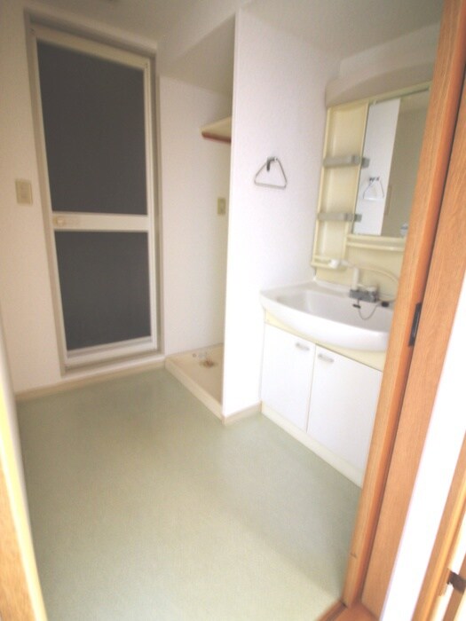 物件内観写真15　(洗濯機置場)