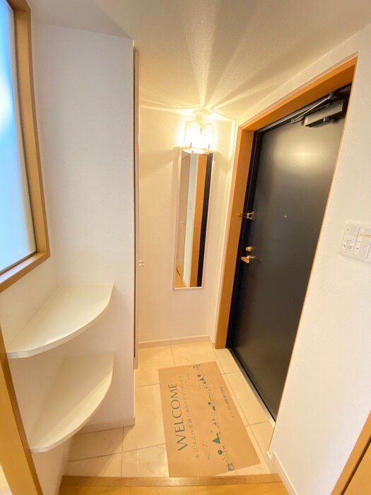 物件内観写真16　(玄関)